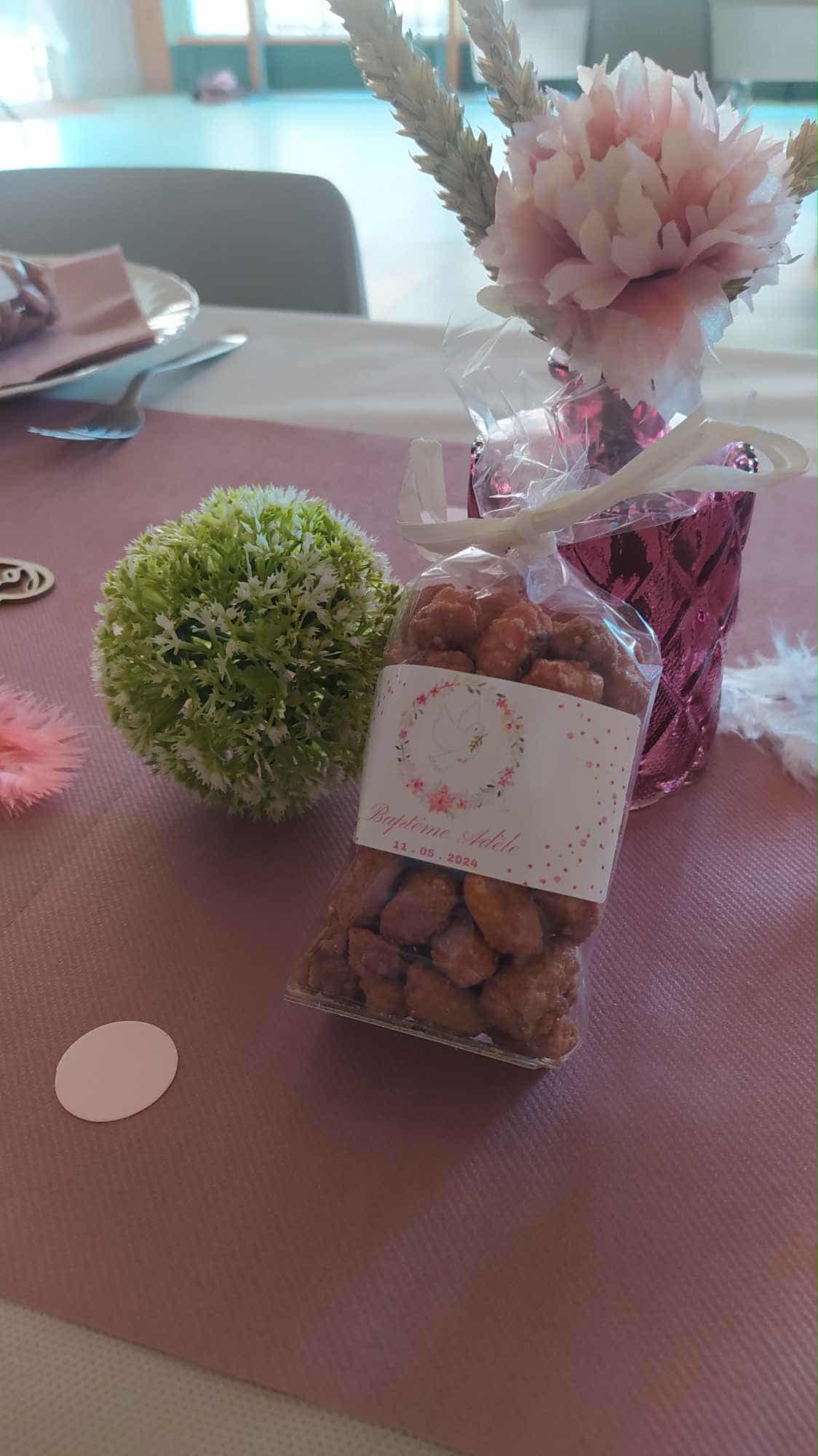 Pralines artisanales personnalisées pour un baptême, présentées dans des sachets avec ruban et étiquette décorative.