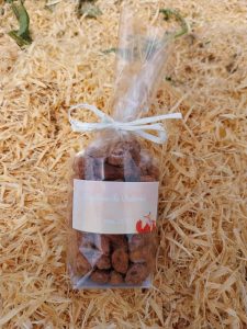 Sachet transparent de pralines présenté pour un baptême