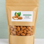 Amandes décortiquées naturelles sur plan de travail bois clair – Maison Maurice