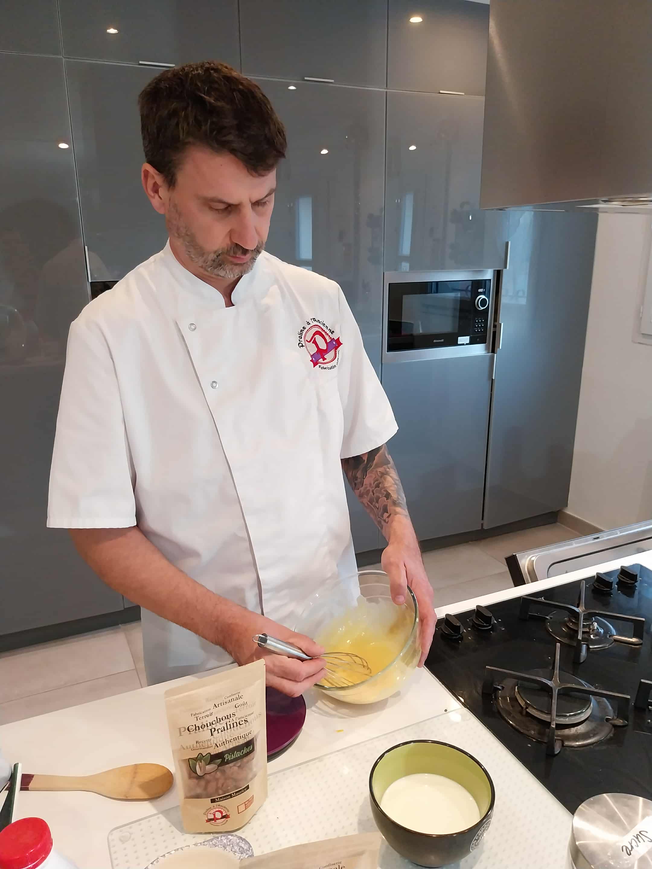 Battre les jaunes d'œufs avec le sucre