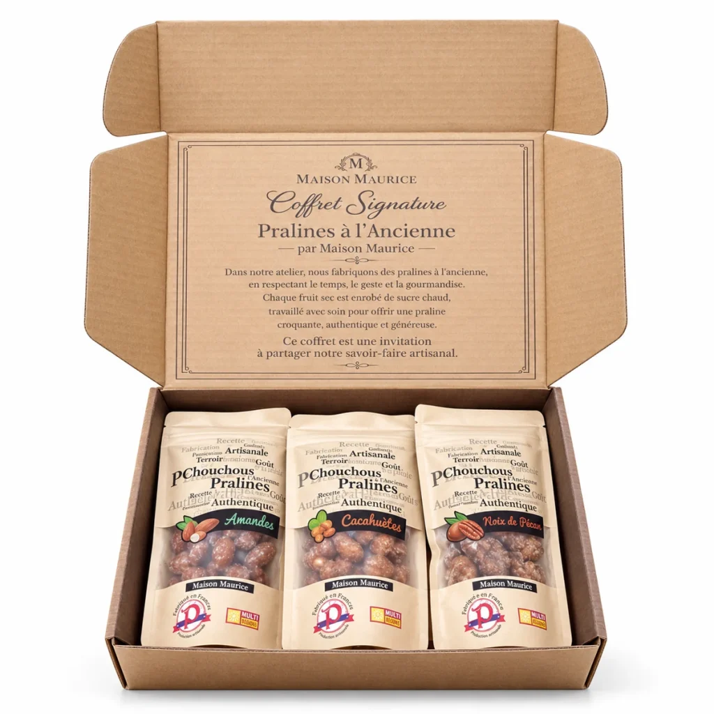 Coffret cadeau Maison Maurice ouvert sur fond blanc, avec trois sachets de pralines visibles